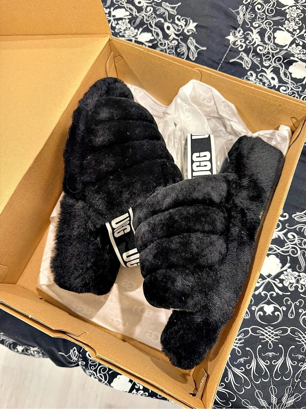 UGG Black Gloves Size Medium NWT